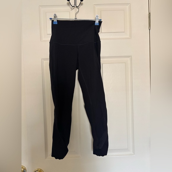 [Like New] Lululemon Wunder Under High-Rise Crop 23" Scallop hem|Black|Size 4 - Picture 3 of 6